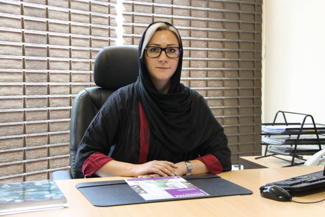 مصاحبه ماهنامه دنیای سرمایه گذاری با سرکار خانم آزلبار نماینده رسمی و انحصاری شرکت نمایشگاه های آلمان در ایران